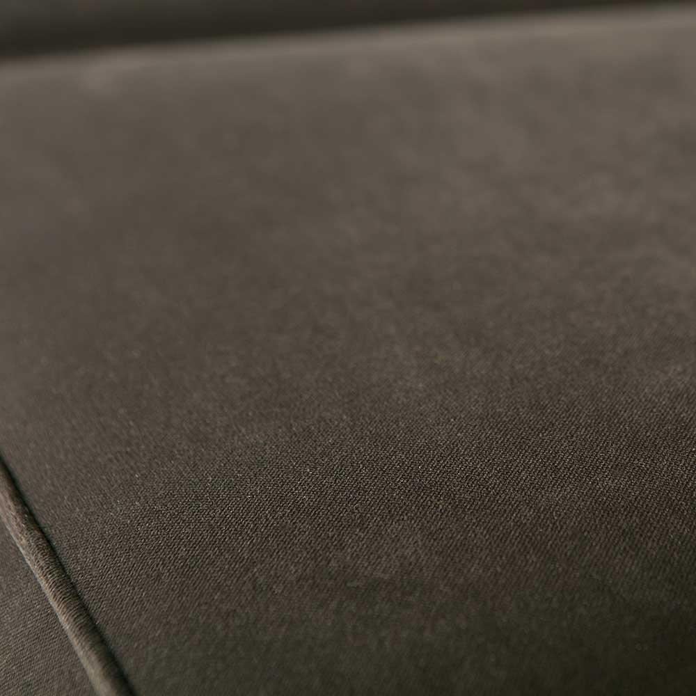 Struktur des dunkelgrünen Samtmaterials auf der bequemen Sitzfläche des Sofas – Italiano