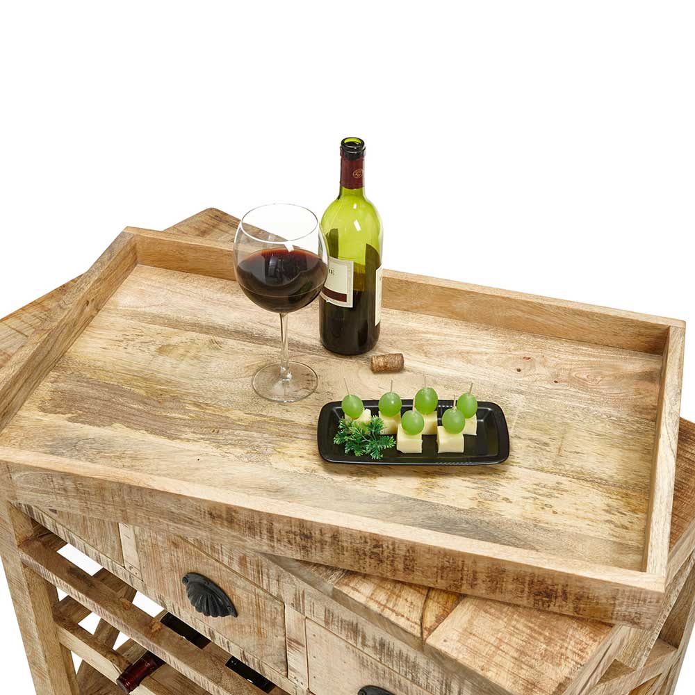 Servierwagen aus hellem Mangoholz mit Wein, Weinglas und Snacks auf der Ablagefläche – Radulyn