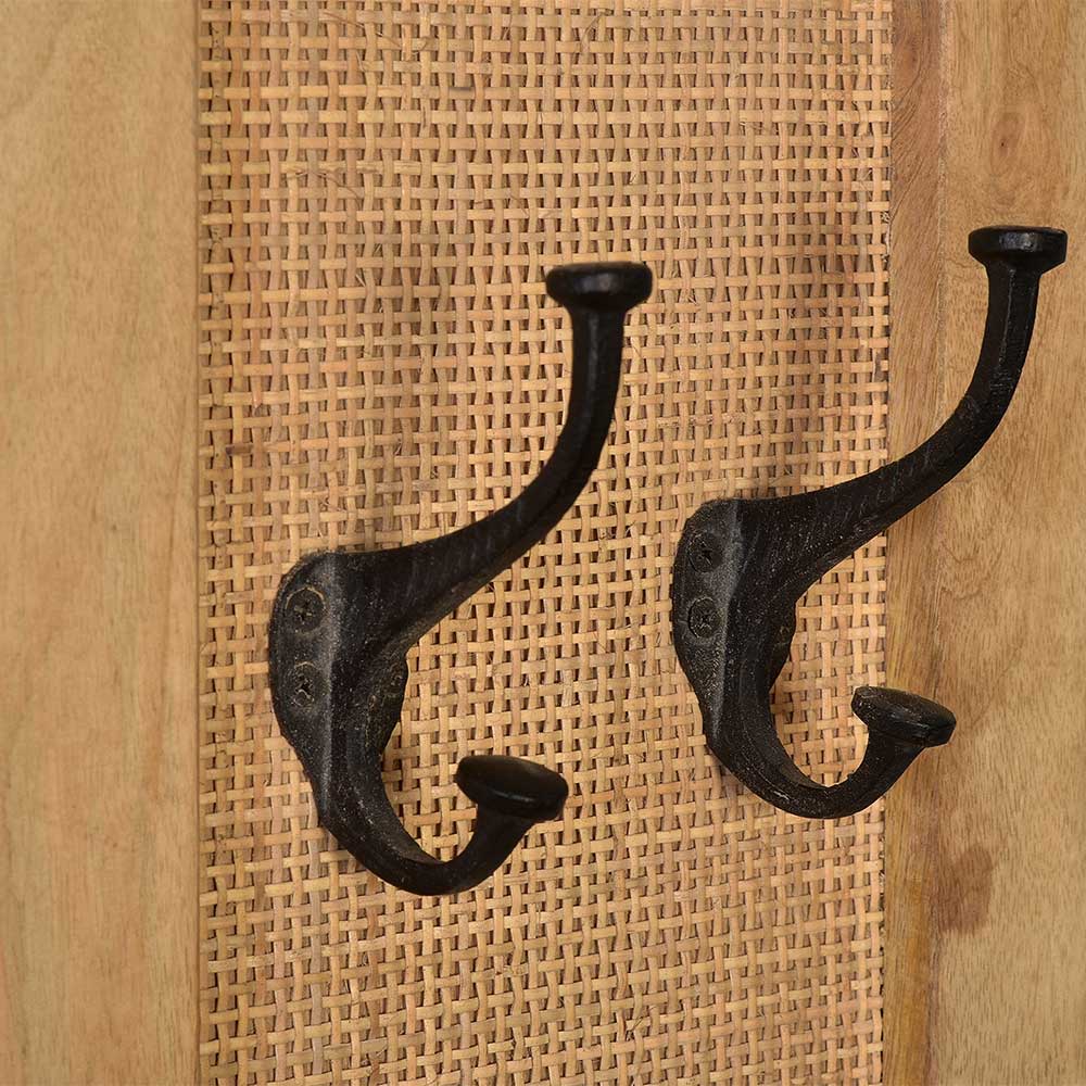 Zwei schwarze Garderobenhaken aus Metall auf Rattan Geflecht und Holz – Lazianus