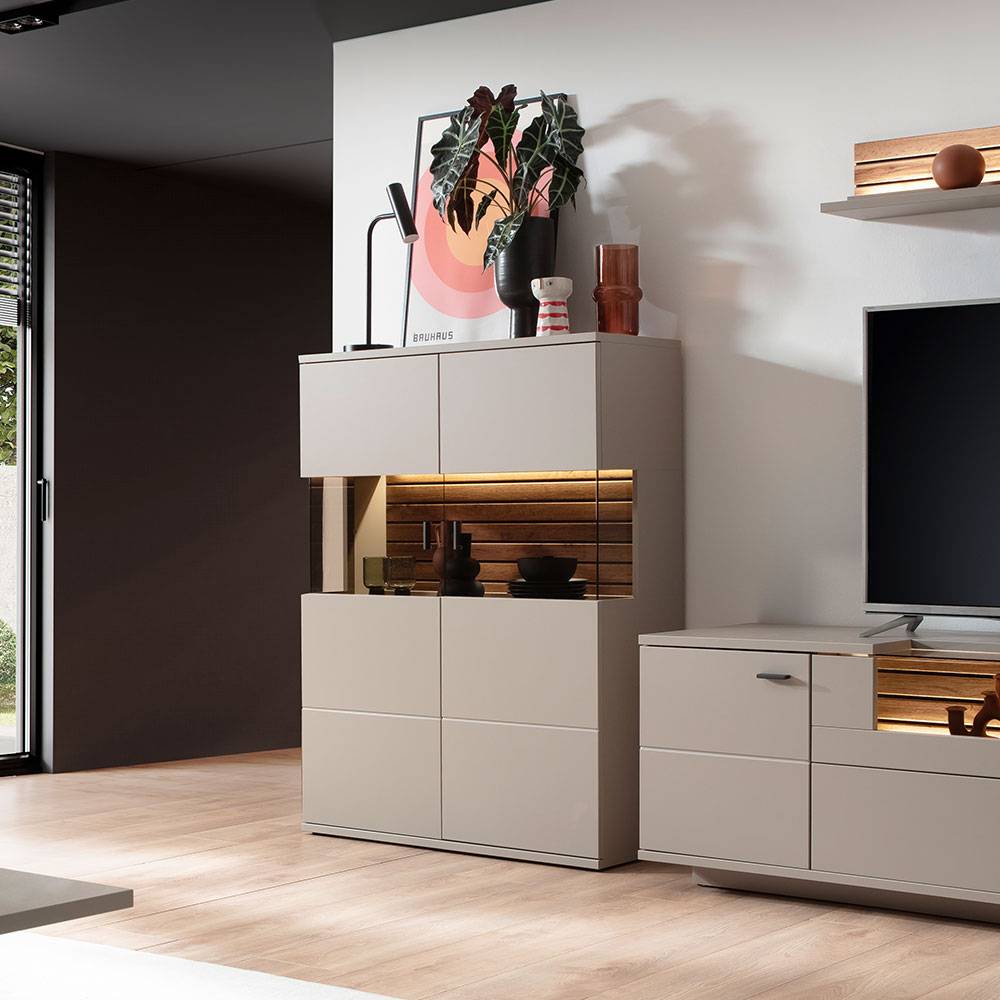 Modernes Highboard in Grau im Wohnzimmerambiente mit passendem Sideboard – Teorina