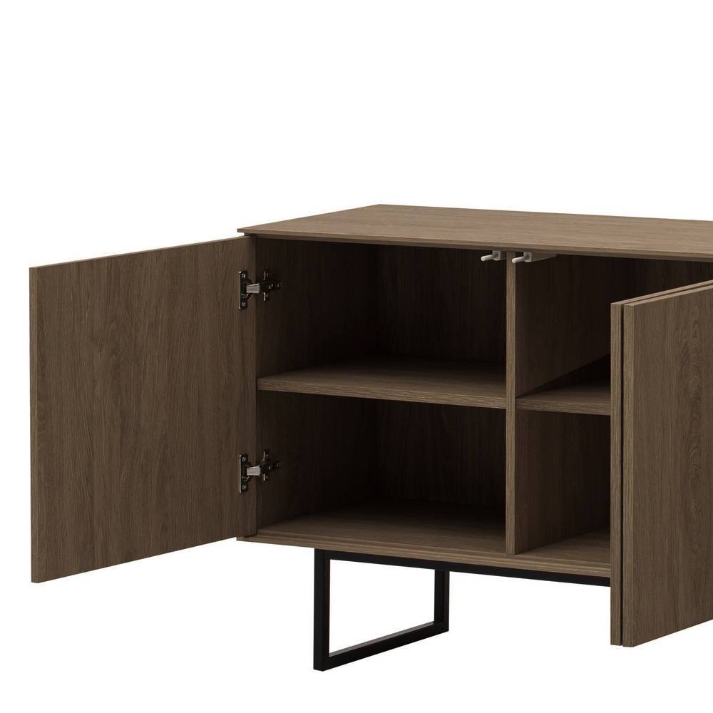 Sideboard in Nussbaum Optik mit geöffneten Türen und praktischen Ablagefächern für viel Stauraum – Julado