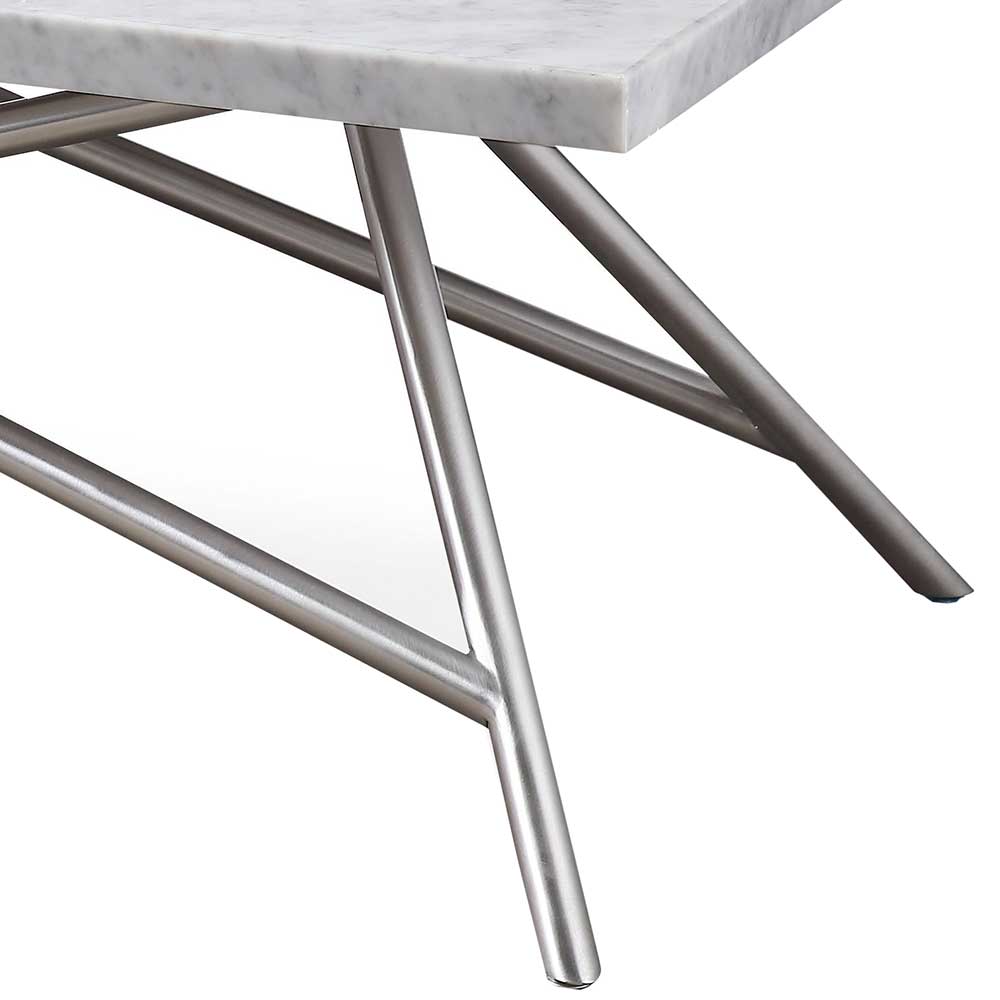 Schräge silberne Metallbeine des Couchtisches mit weißer Marmorplatte von der Seite gesehen – Ele