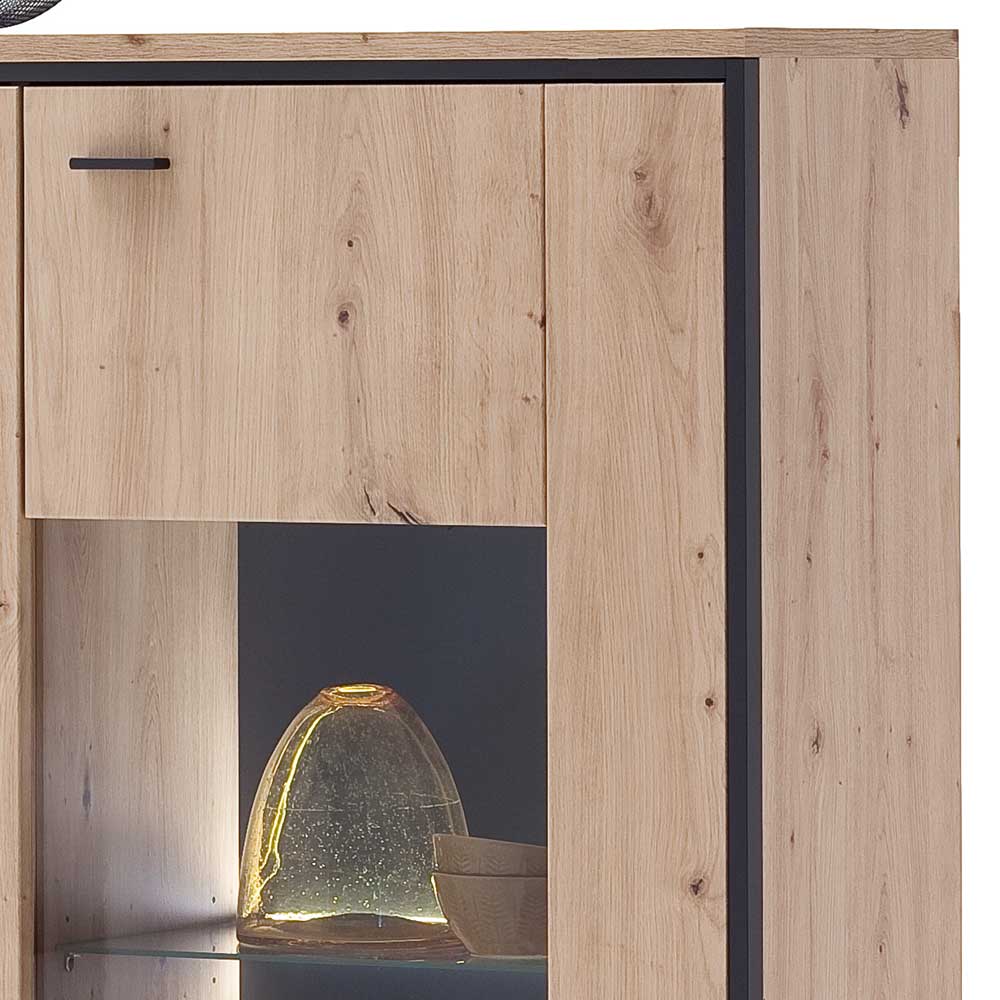 Highboard mit Holztür und beleuchtetem Glasfach in Eichendekor und modernem schwarzen Griff – Nikdus