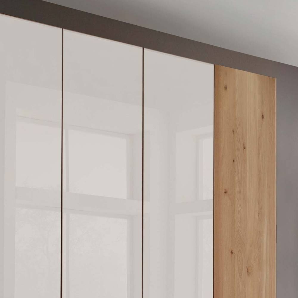 Weiße Hochglanz-Schranktüren kombiniert mit heller Holz-Seitenverkleidung – Crucav
