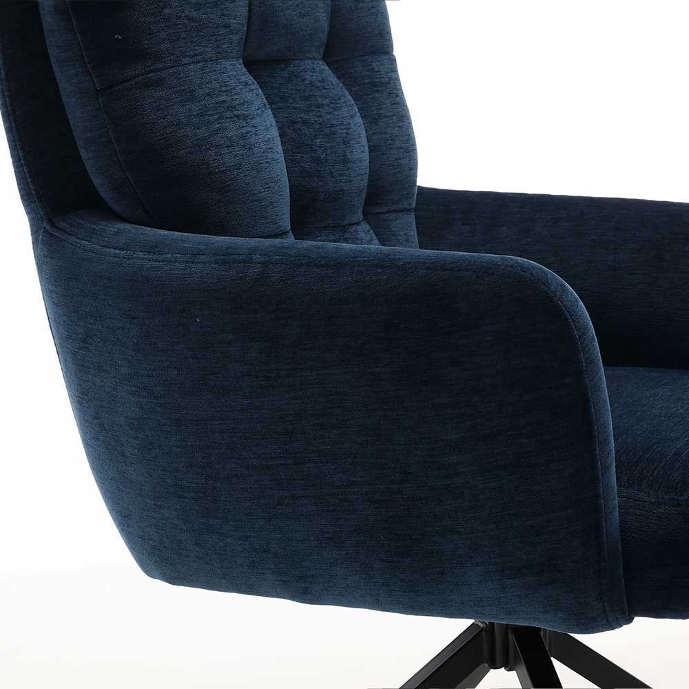Breite Armlehne und seitliche Polsterung des blauen Chenille Schwenksessels – Luanu