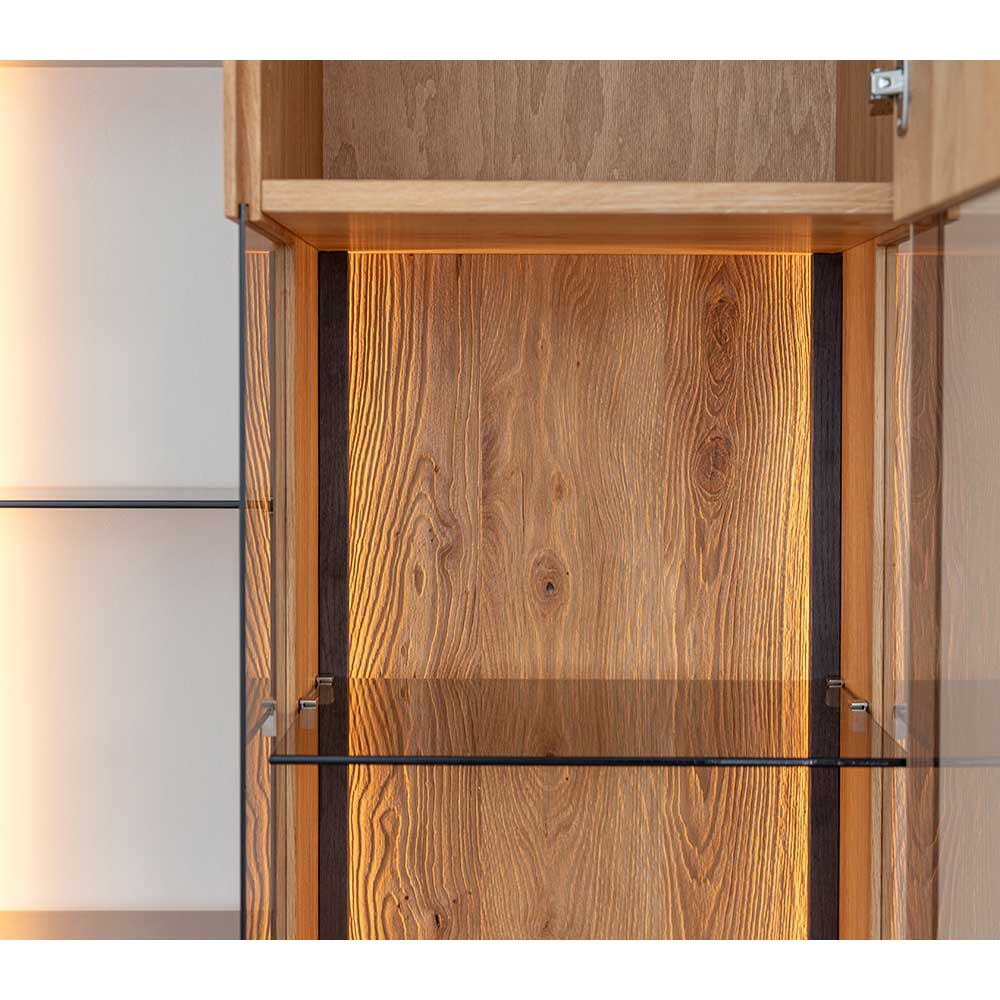 Innenansicht der Hängevitrine mit mehreren Glasböden und beleuchteter Rückwand aus Eiche – Cocondar