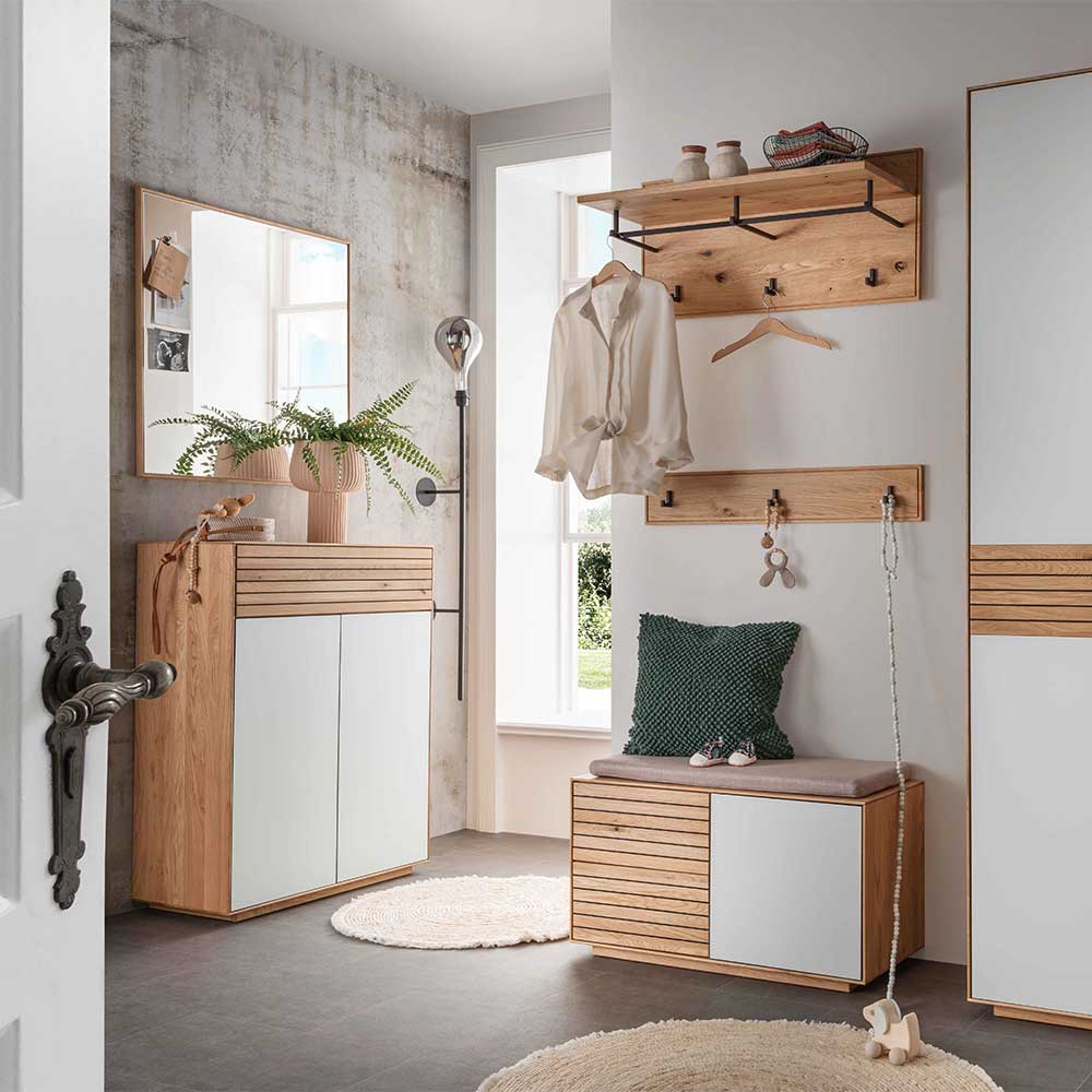 Schuhschrank für den Flur aus Asteiche mit weißen Türen und Holzlamellen – Zonga