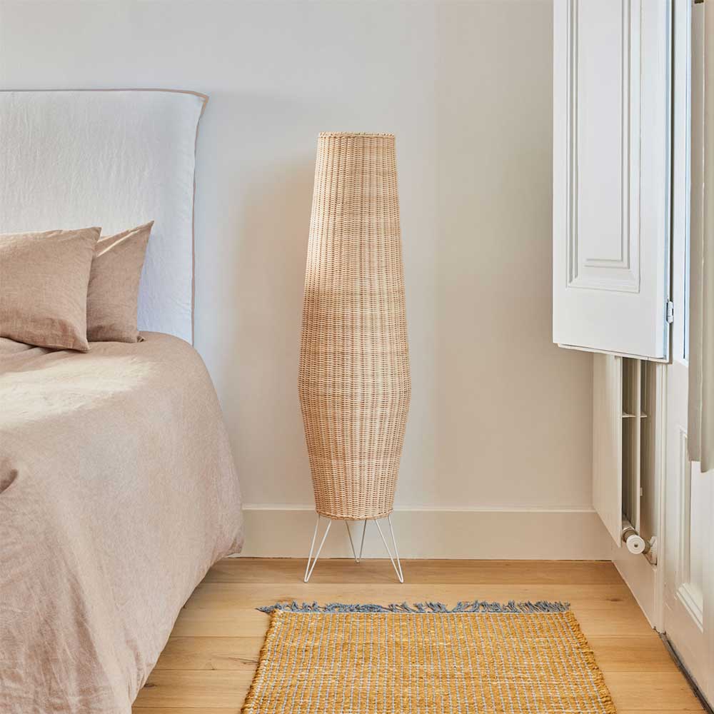 Beige Rattan Stehleuchte mit schlankem Design im modernen Schlafzimmer als stilvolle Beleuchtung – Abelonia