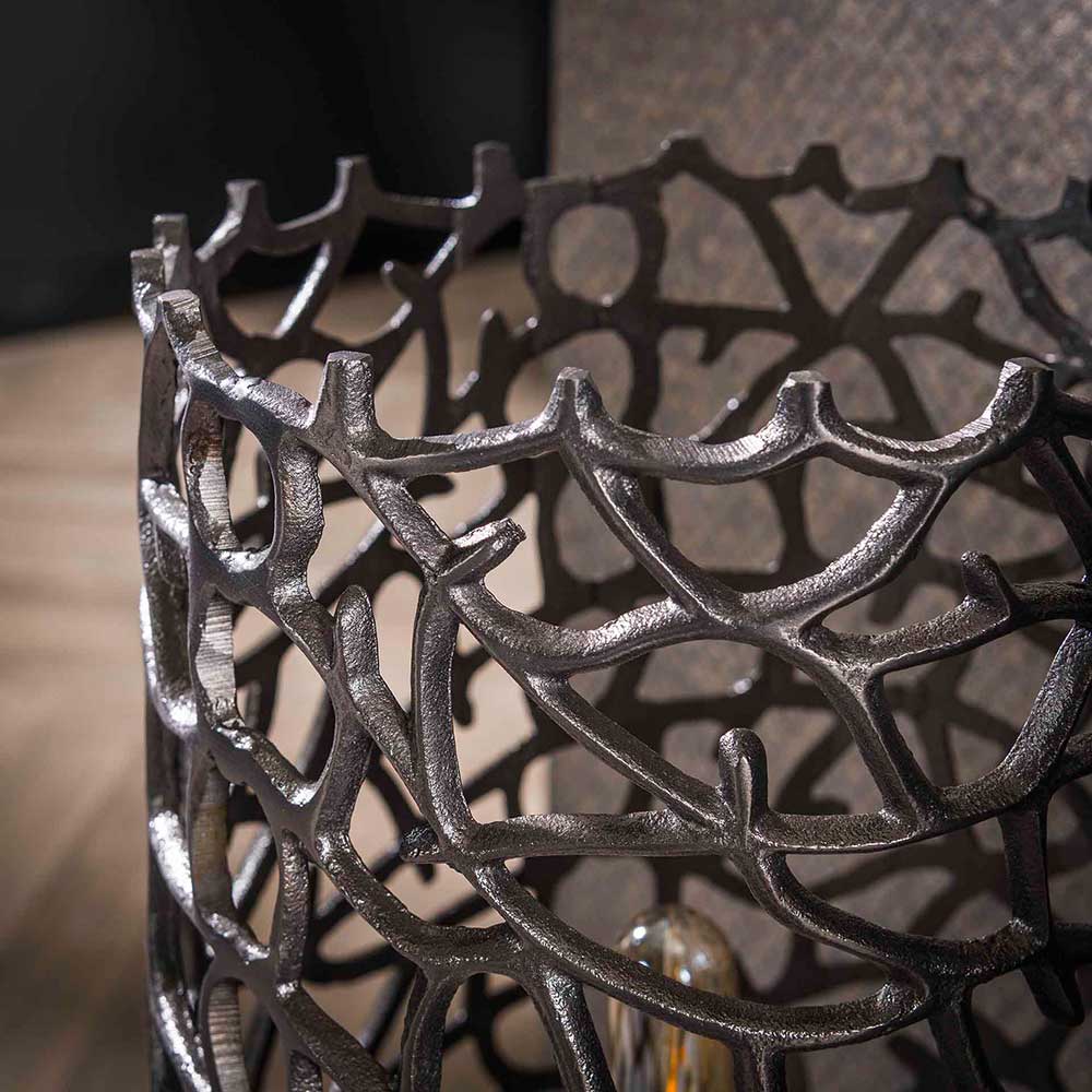 Detailaufnahme der filigranen Metallstruktur der schwarzen Design-Stehleuchte – Stecma