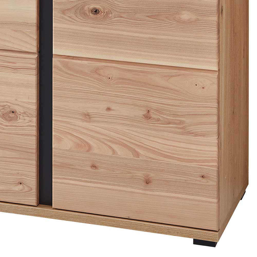 Unterer Bereich des Büroschranks mit natürlicher Holzmaserung und schwarzem Sockel – Emly