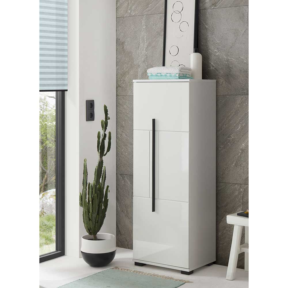 Weißer Badschrank mit Hochglanzoberfläche und schwarzem Griff im modernen Ambiente – Ingmesan