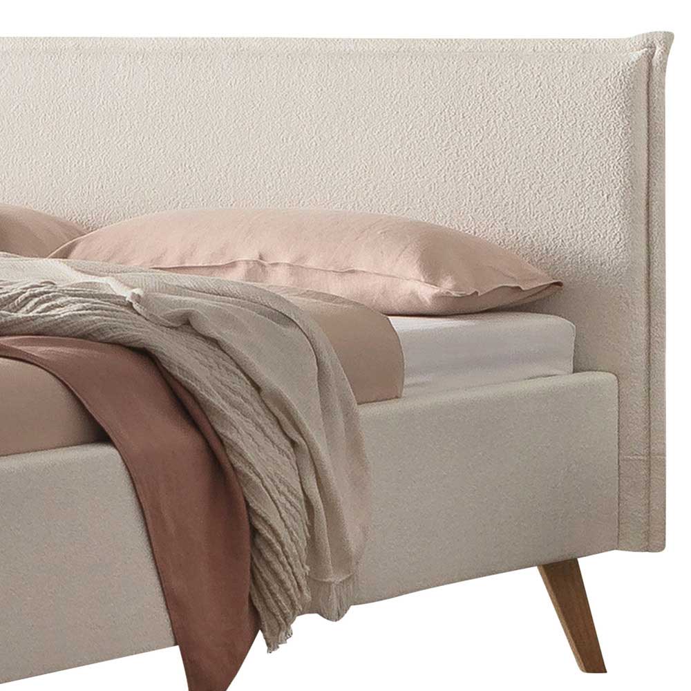 Gepolstertes Kopfteil des 140x200 Betts mit cremefarbenem Boucle Bezug im Schlafzimmer – Leya