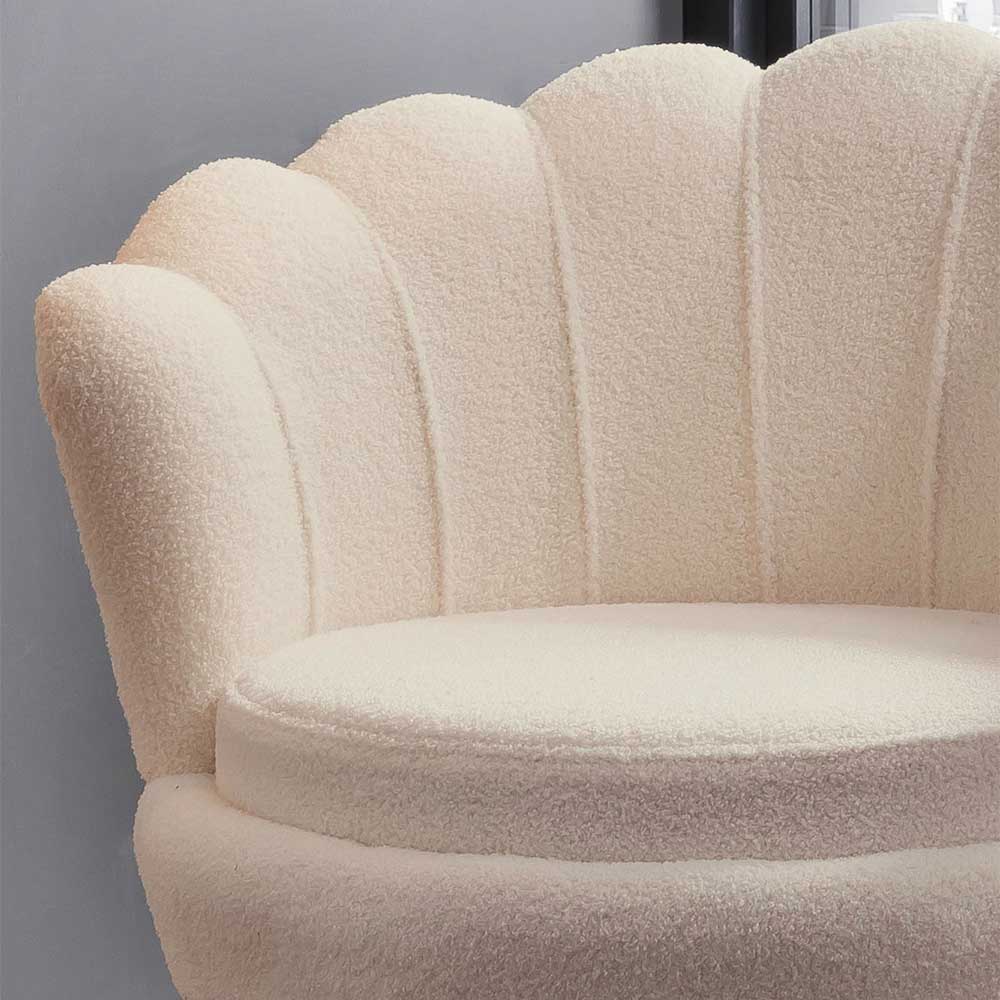 Nahaufnahme des cremefarbenen Boucle Polstersessel mit Muschel Lehnen Design und weichem Sitz – Ucera
