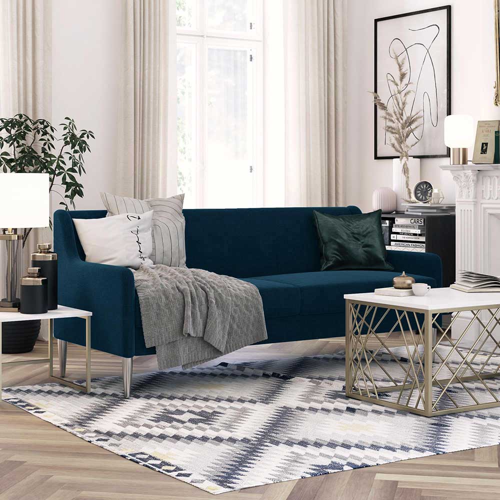 Modernes dunkelblaues Dreisitzer Sofa im Wohnzimmer mit Kissen und Decke – Agadi