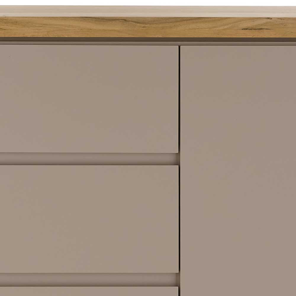 Obere Kante der Kommode mit heller Holzplatte und taupefarbenem Korpus, schlichtes Design – Anja
