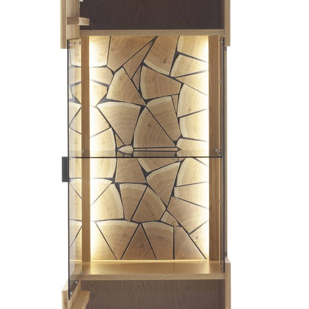 Beleuchtete Glasvitrine in Wildeiche teilmassiv mit dekorativer Steinoptik-Rückwand und Glasböden – Dagmy