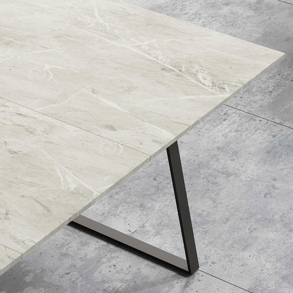 Eckdetail des grauen Ausziehtisches mit eleganter Tischkante und Metallfuß – Olmidava