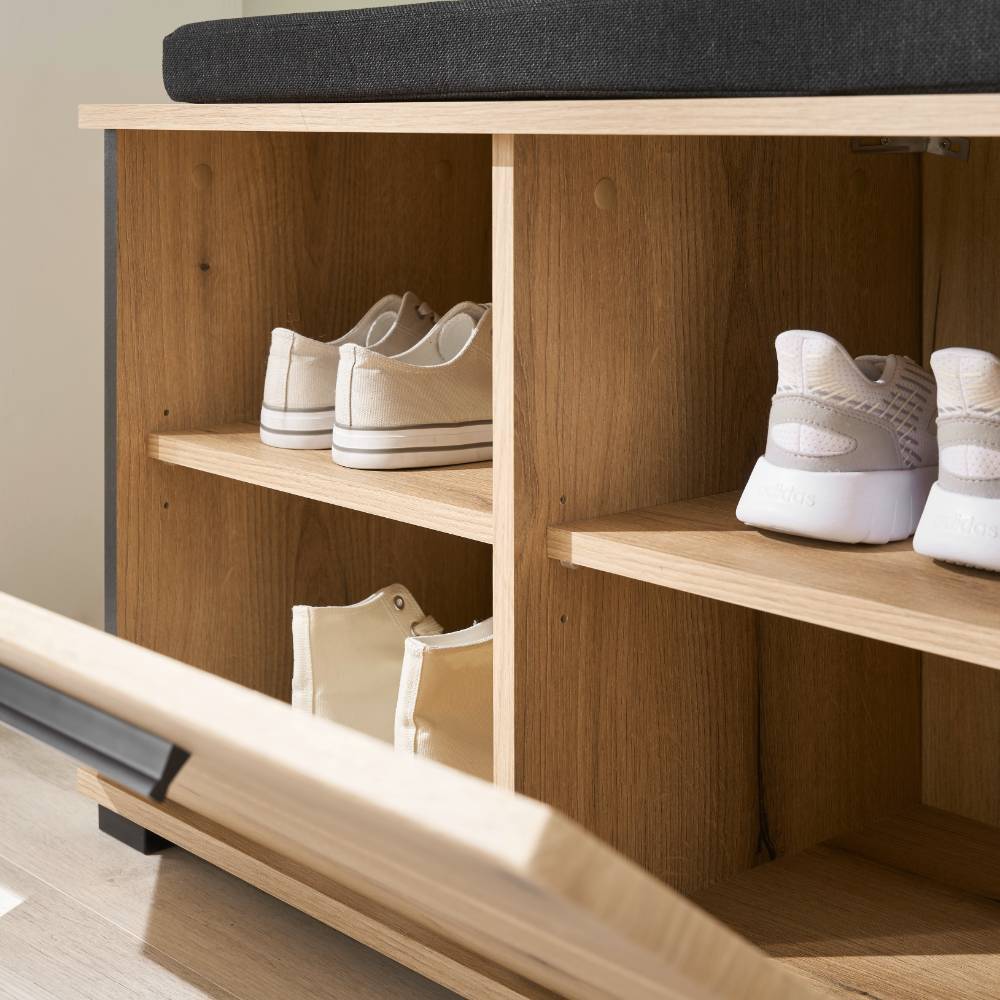 Offener Schuhschrank mit Schuhen und zwei Einlegeböden in heller Eiche-Optik – Moviess