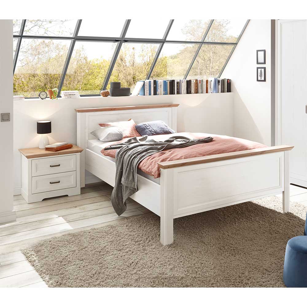 Landhaus Bett in Pinie Weiß mit Holzoptik und passendem Nachttisch im Schlafzimmer – Maggio