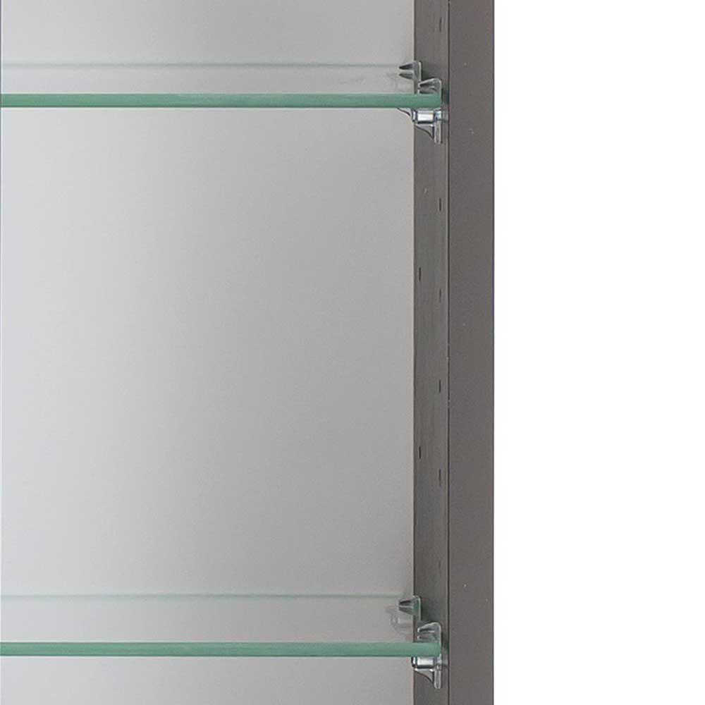 Detail der verstellbaren Glasablagen im Spiegelschrank für Kosmetikartikel – Breznia