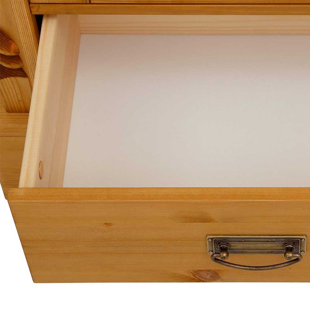 Offene Schublade der Landhausvitrine mit hellem Boden und antikem Metallgriff – Fausanda