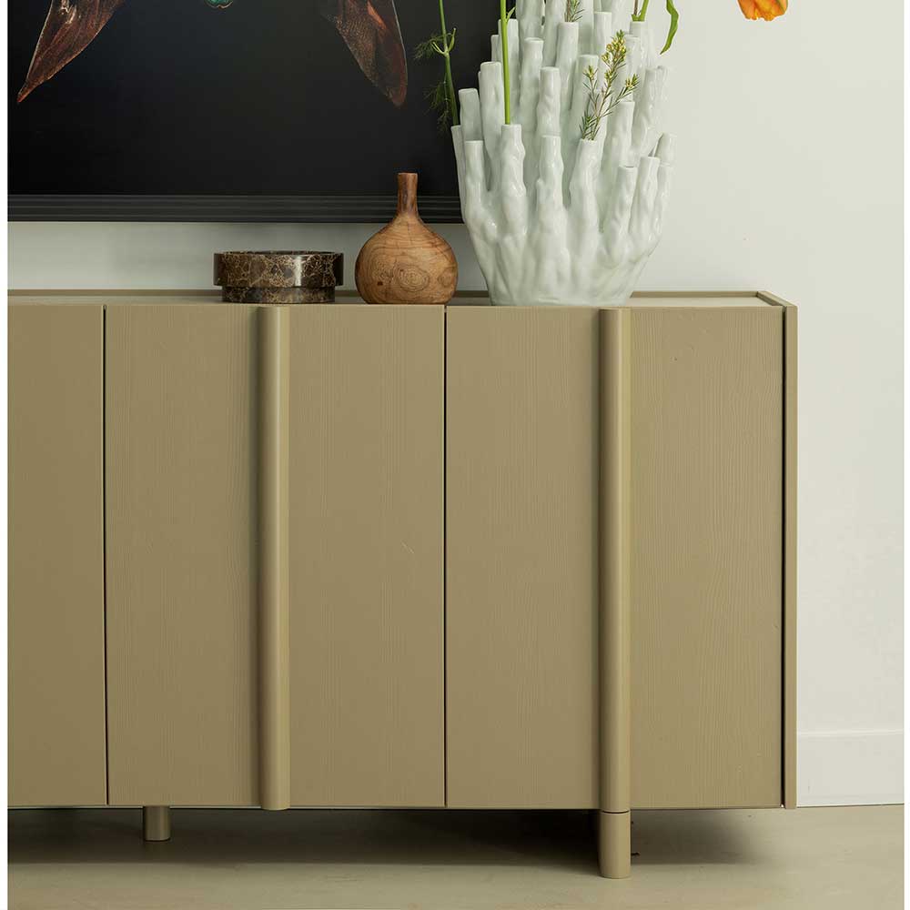 Schlammfarbenes Holz Sideboard mit vertikalen Rillen und feiner Maserung – Litinka