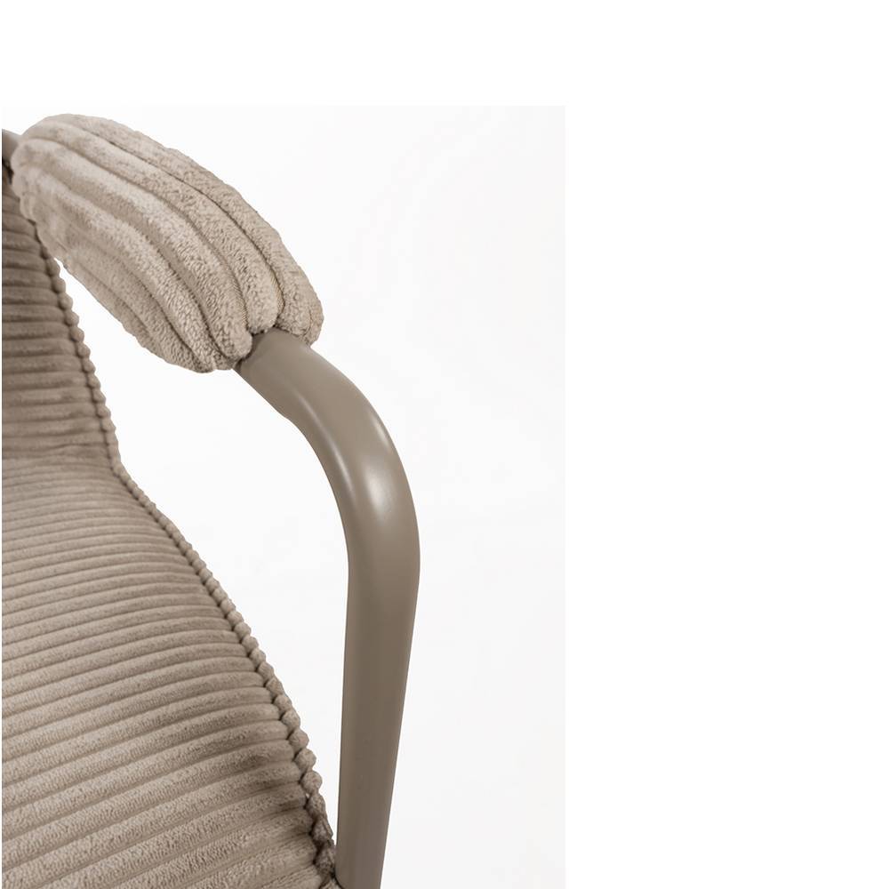 Armlehne des beigen Cord Sessels mit weicher Polsterung und grauem Metallgestell – Palace