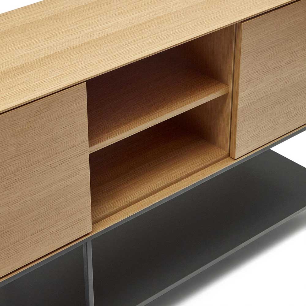 Eichen Sideboard mit offenem Fach und zwei Einlegeböden, daneben geschlossene Türen – Utperio
