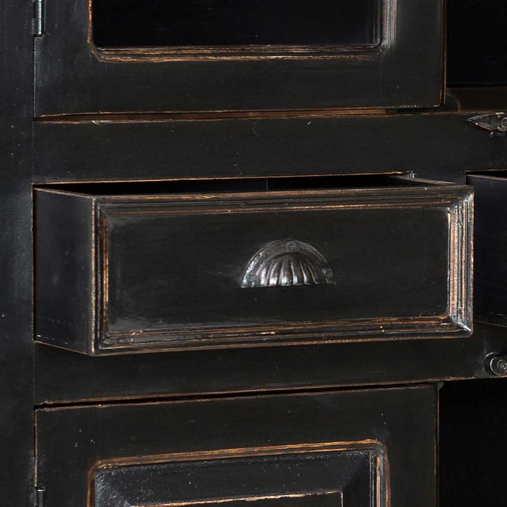 Eine Schublade des schwarzen Vitrinenschrankes mit antikem Muschelgriff – Sentiments