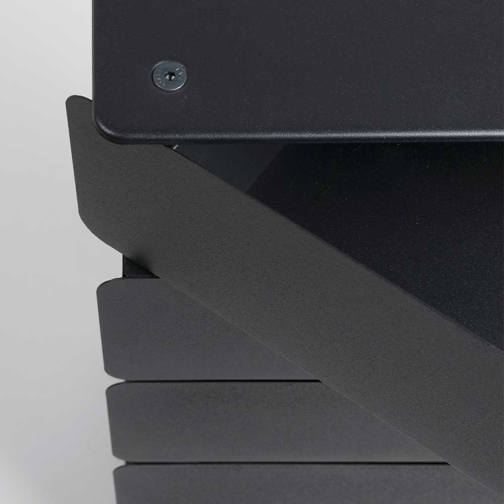Befestigung der oberen Schublade an der schwarzen Design Kommode – Locoro