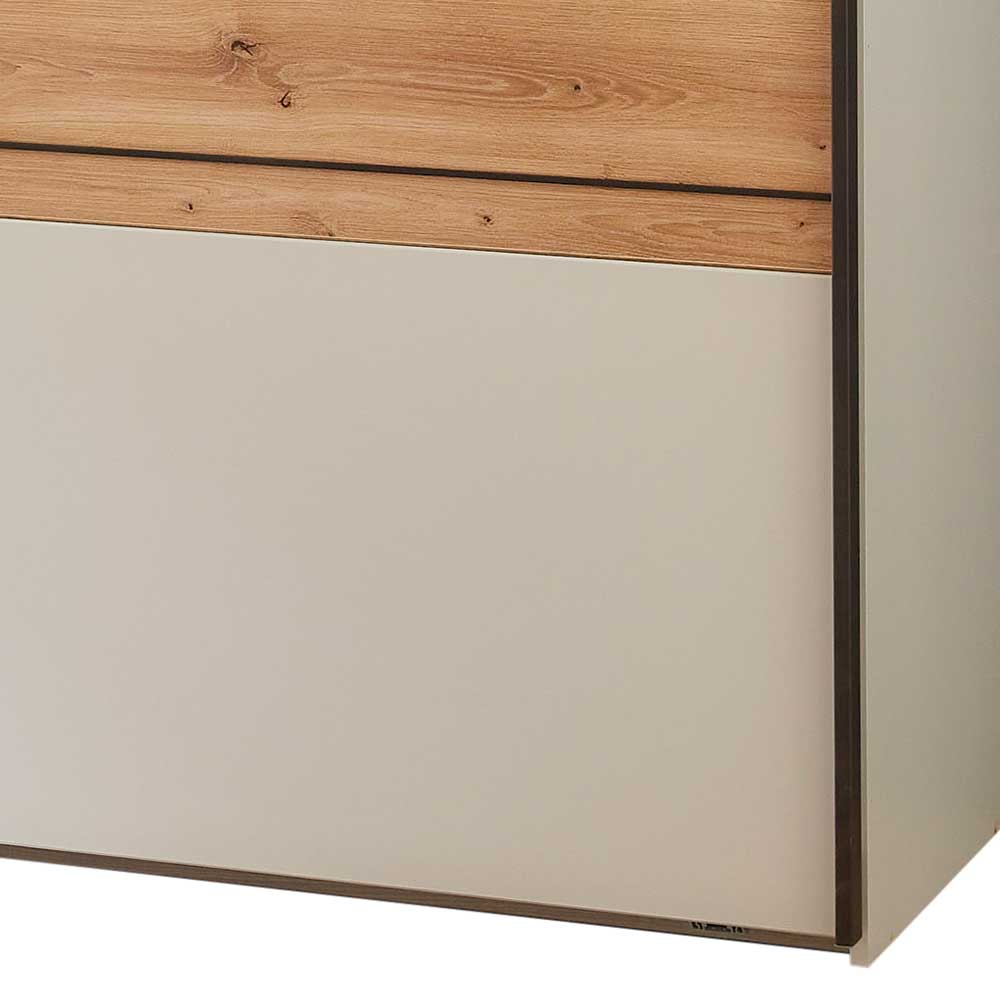 Detail der Schwebetür mit Holzoptik in Eiche Bianco und beigefarbenen Elementen – Kezmina