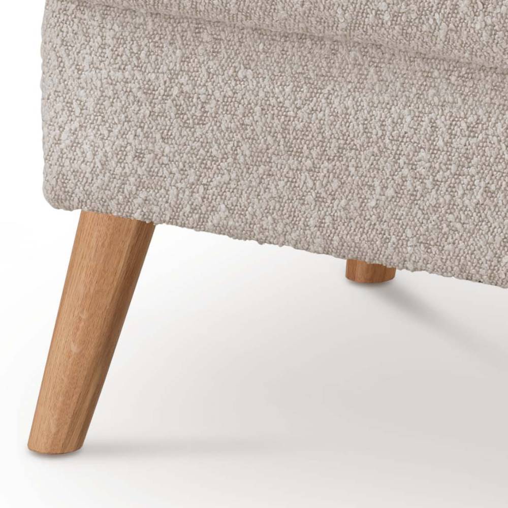 Robuster Boucle-Hocker in Naturweiß mit schräg gestellten Massivholzfüßen im Skandi Stil – Emrene