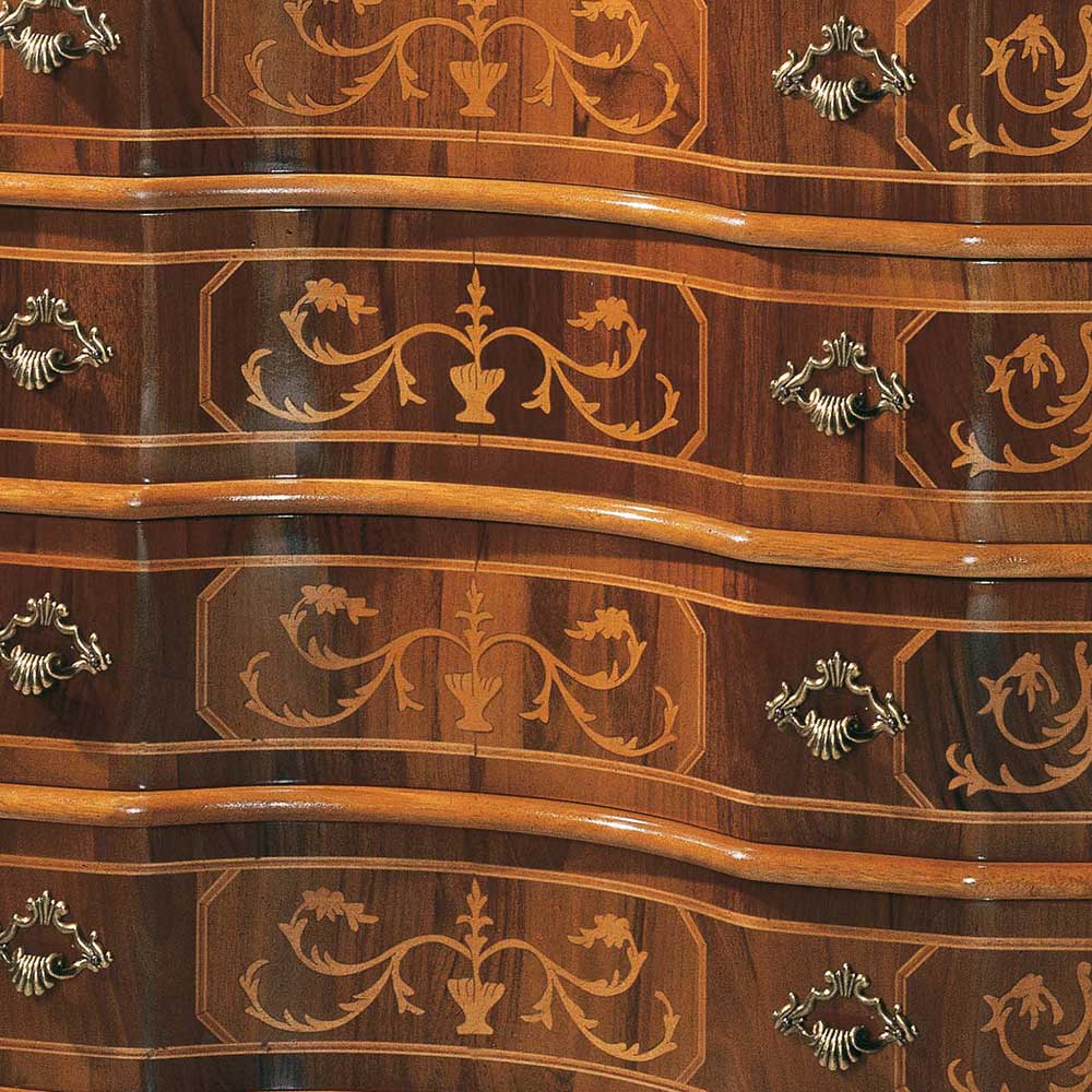 Detail der kunstvollen Intarsien und der antiken Griffe auf den mittleren Schubladen der Nussbaum Kommode – Agosto