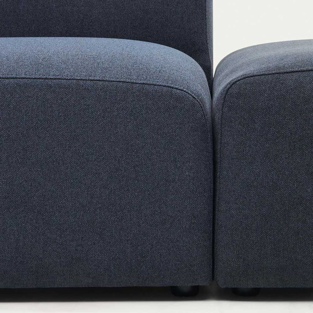 Verbindung der blauen Stoffelemente einer modularen Couch mit Fußhocker – Fouzi