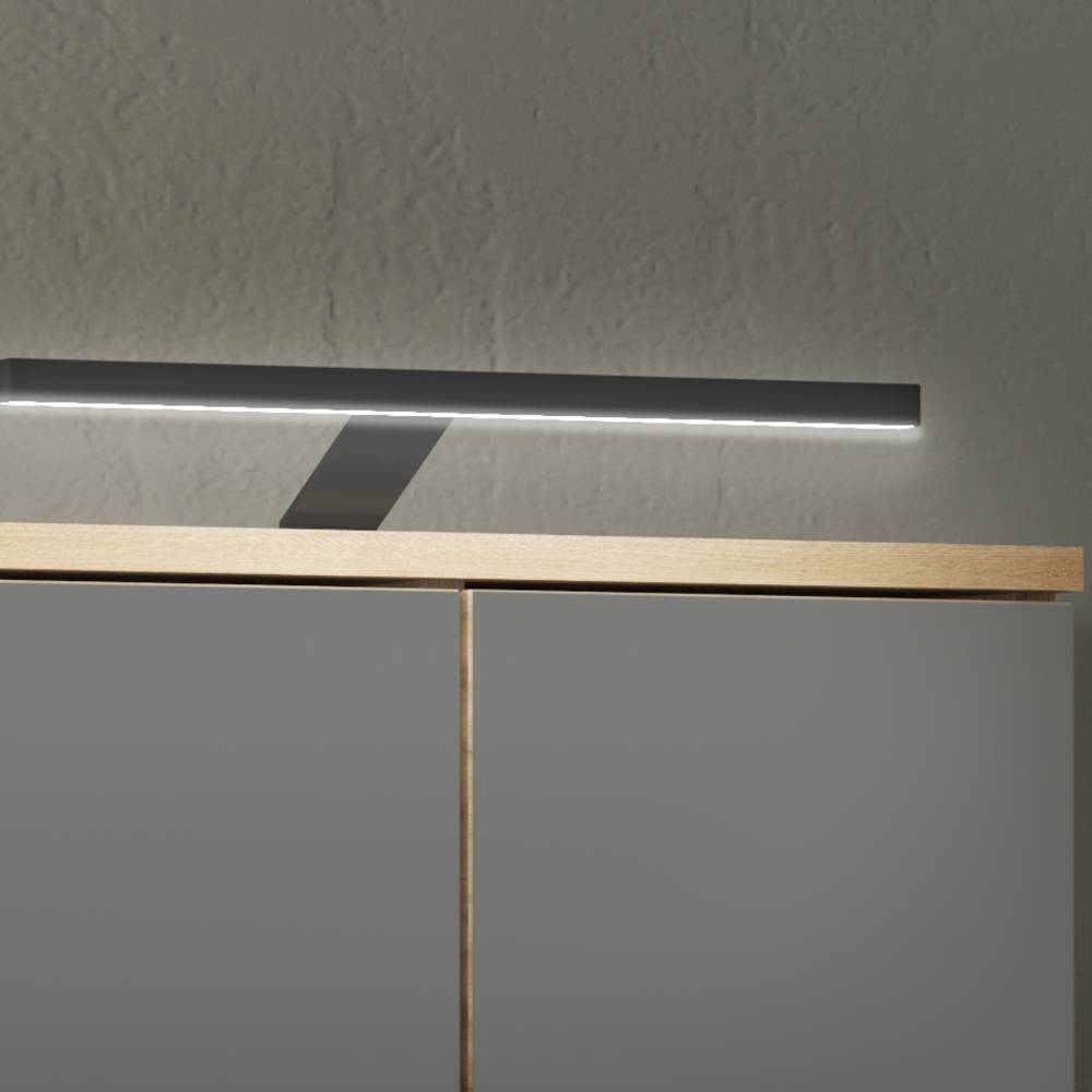 Helle LED-Beleuchtungsleiste auf dem Spiegelschrank für eine optimale Ausleuchtung – Niniana