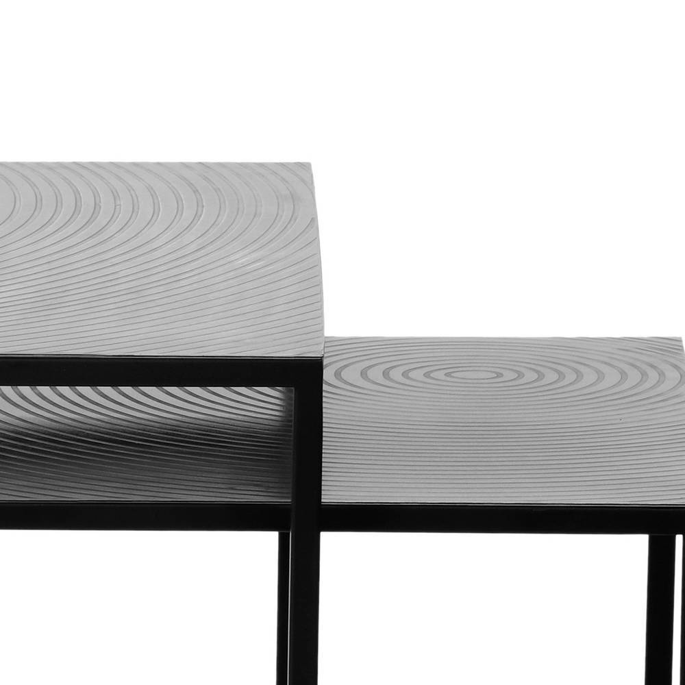 Zwei untereinander gestellte Beistelltische mit grauen strukturierten Platten und schwarzem Metallrahmen – Fanturasa
