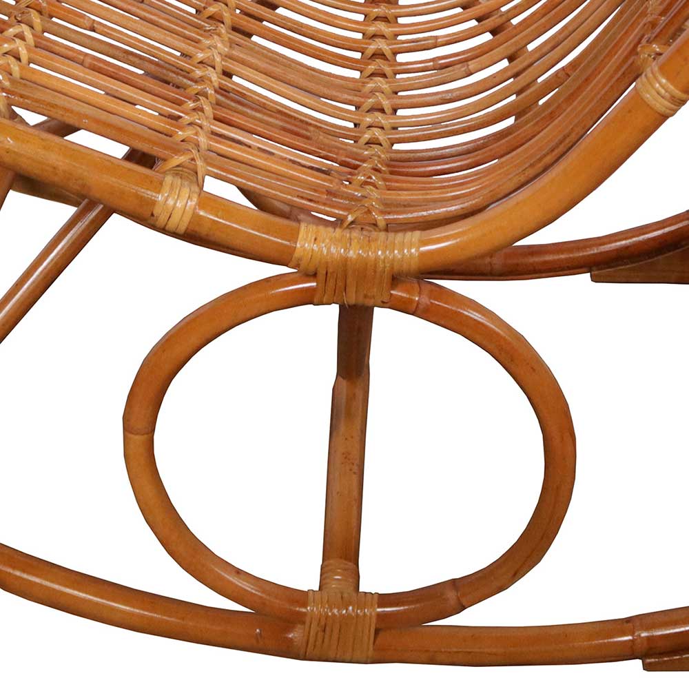 Unterbau des Rattan Schaukelstuhls mit runden Standelementen und Wickeldetails – Ledro
