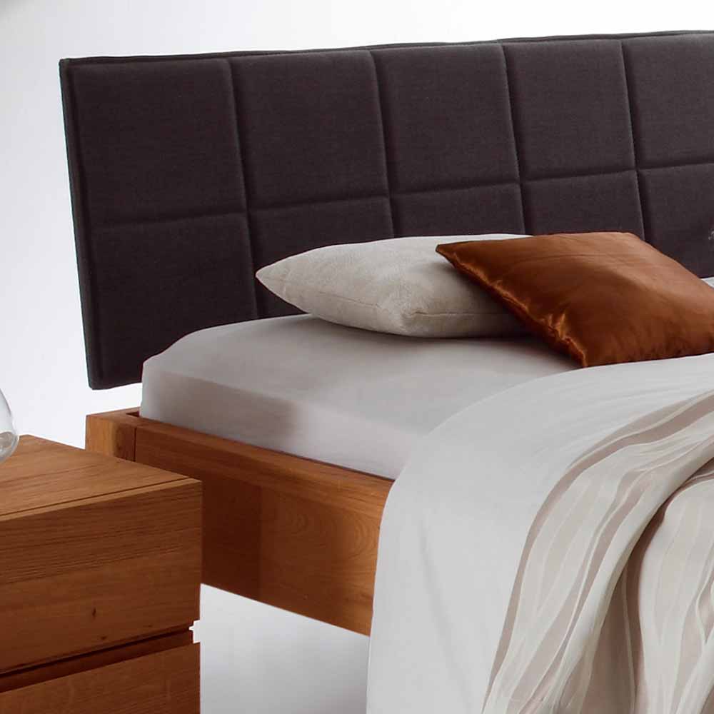 Massivholz-Doppelbett mit dunklem, gestepptem Stoffkopfteil und passendem Holz-Nachttisch – Melli