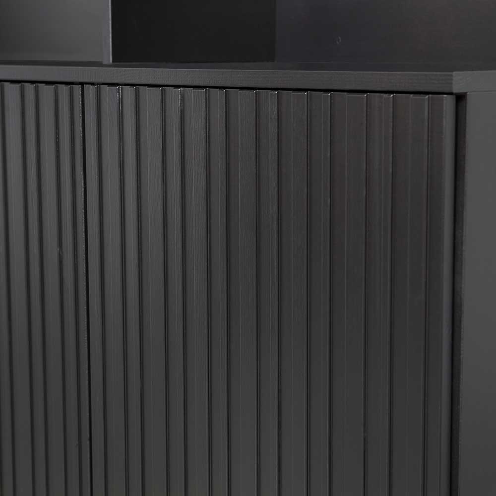 Nahaufnahme der geriffelten Oberfläche der Sideboardtüren in Schwarz – Princiva