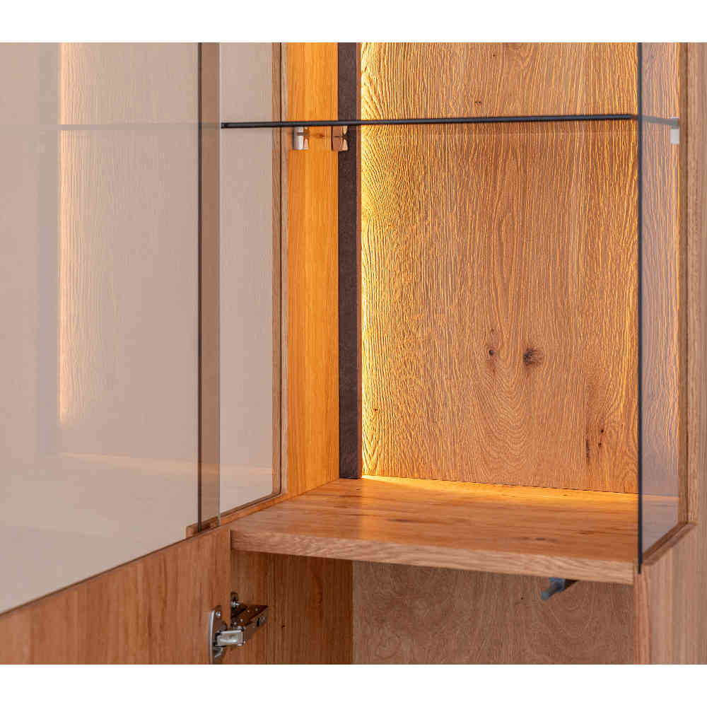 Beleuchtetes Innenleben der Vitrine mit Glaseinsatz und LED-Lichtband in Eiche – Cocondar
