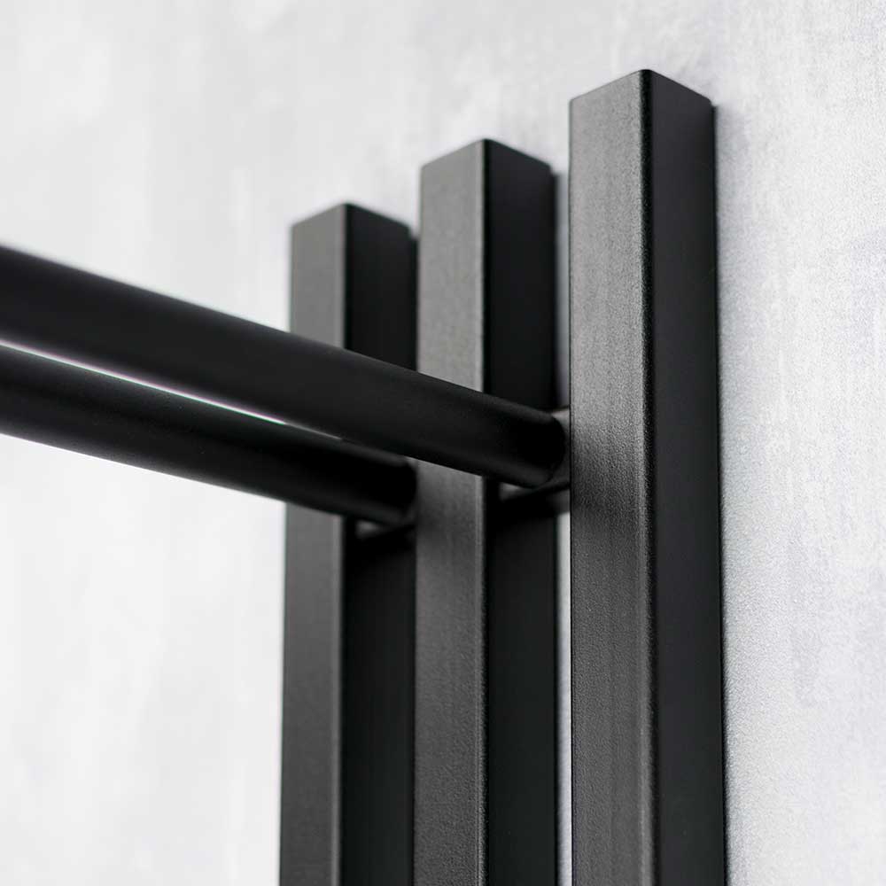 Schwarze Stahlprofile und runde Stangen der T-Design Wandgarderobe mit Struktur – Brittania