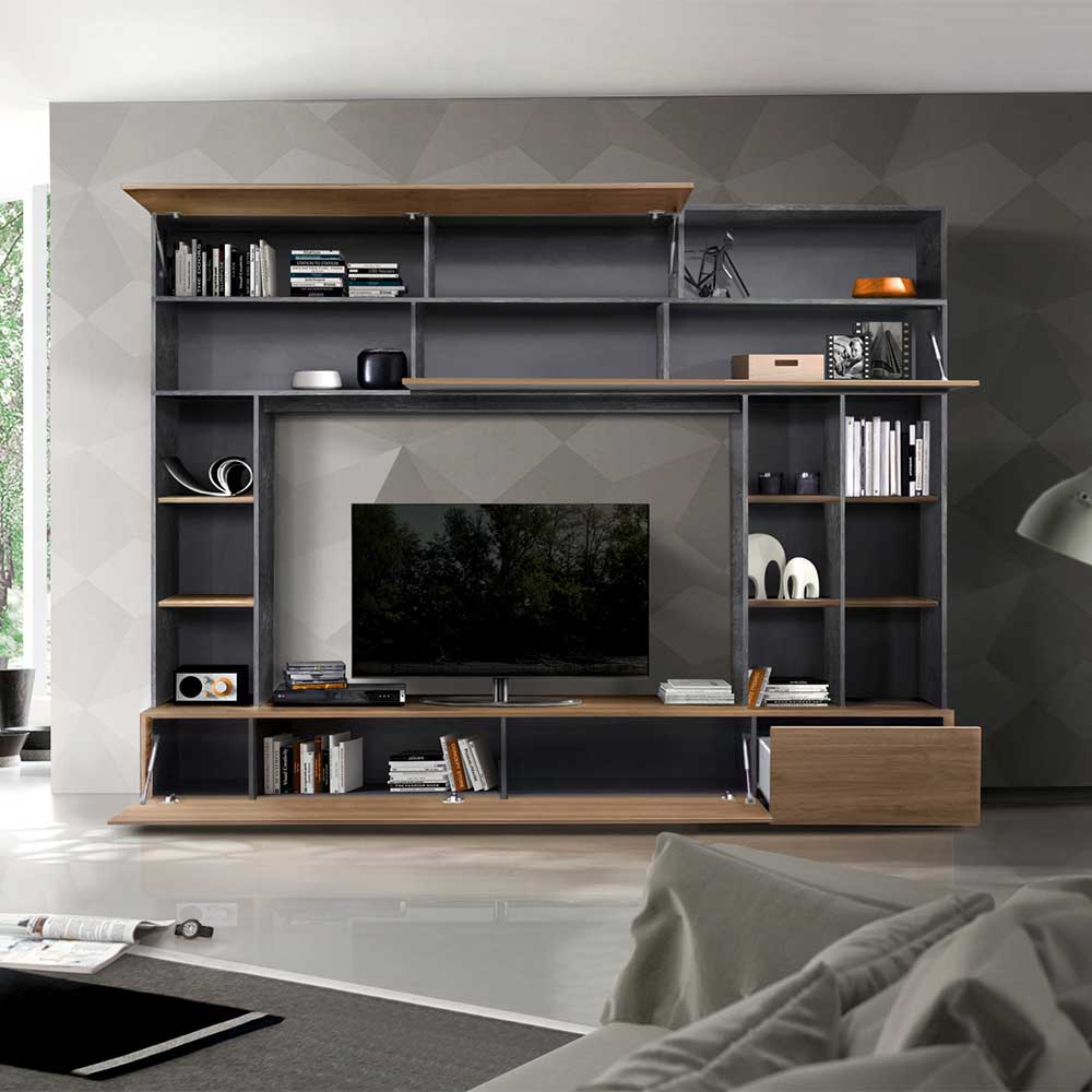 Moderne TV Wand in Nussbaum und Grau mit offenen Fächern und Stauraum für das Wohnzimmer – Niels