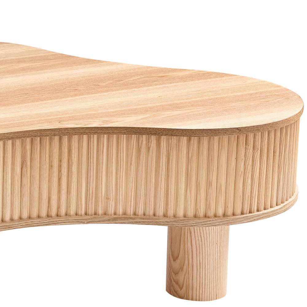 Nahaufnahme der geriffelten Seiten und der eleganten Kurven des Couchtischs – Olcian