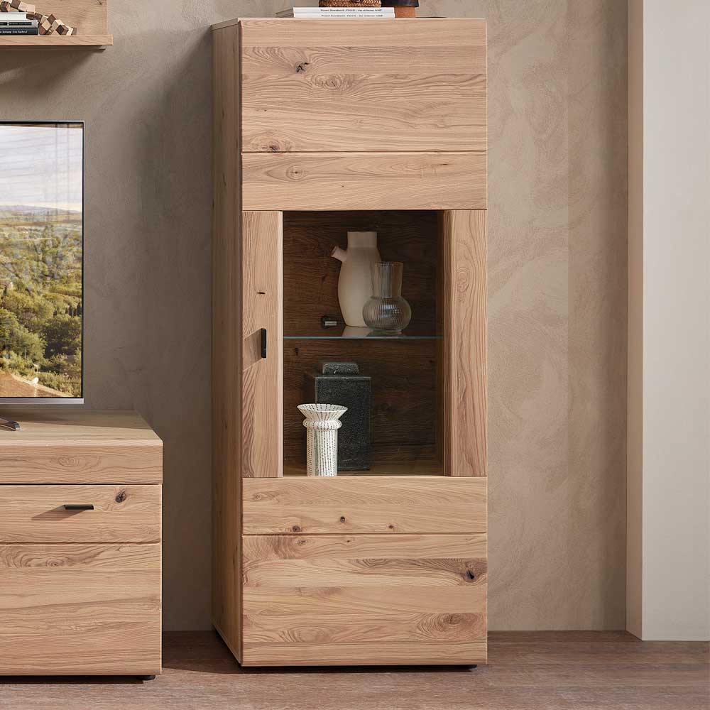 Schmale Holzvitrine mit Glastür und Innenbeleuchtung als Teil der vierteiligen Wohnwand – Cymbal