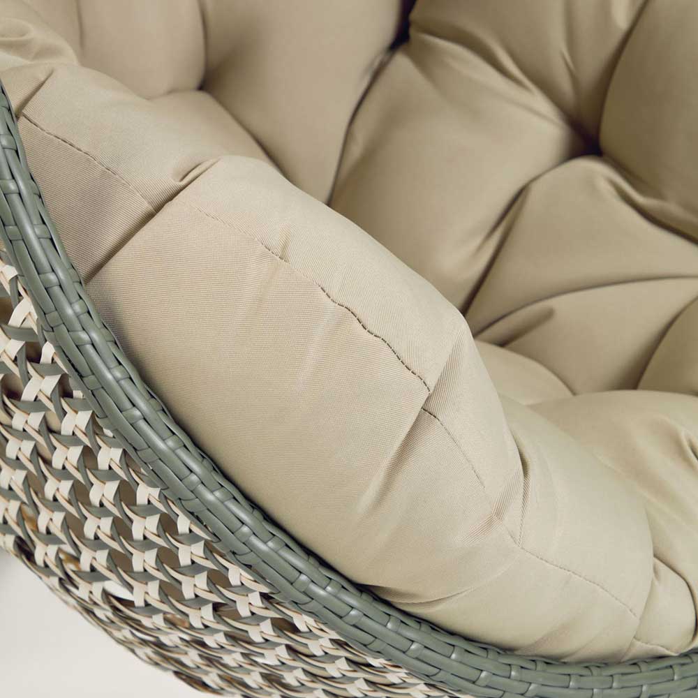 Großes, bequemes Sitzkissen in Beige mit Knopfheftung im Inneren des Hängesessels aus Kunstrattan – Axinta