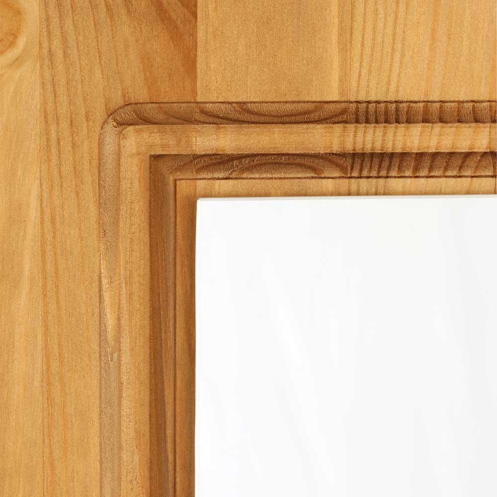 Detail des geschnitzten Holzrahmens einer Spiegeltür am Landhaus Kleiderschrank – Imressa