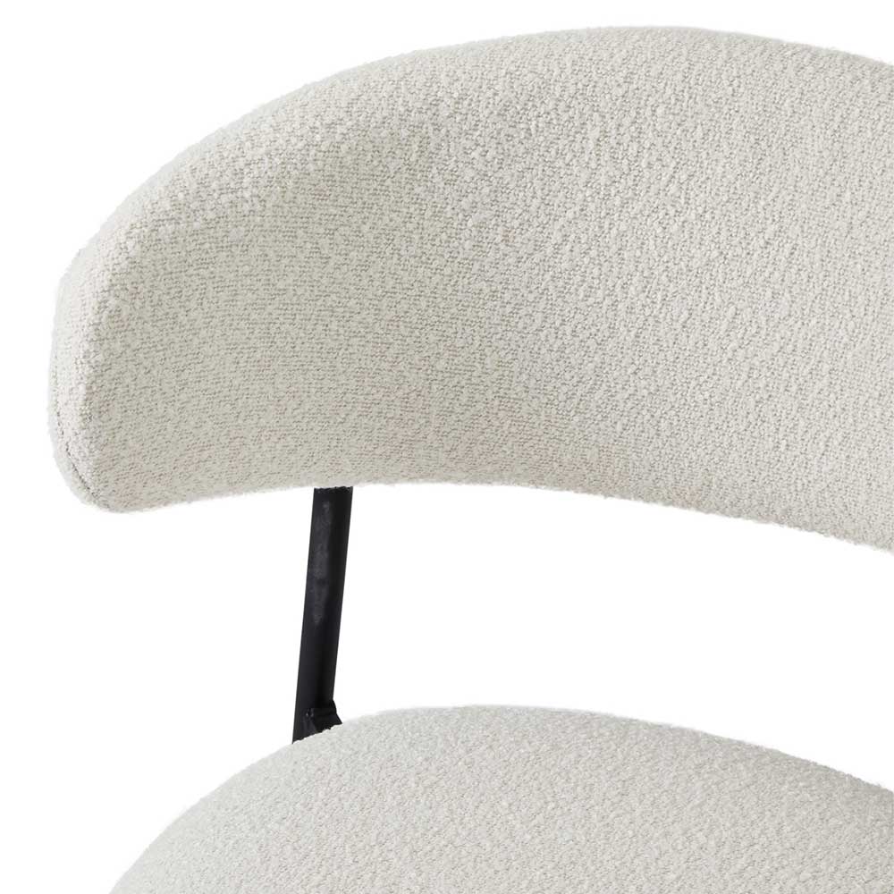Detailansicht der cremeweißen Bouclé-Stoffpolsterung der Rückenlehne eines Barhockers – Bean