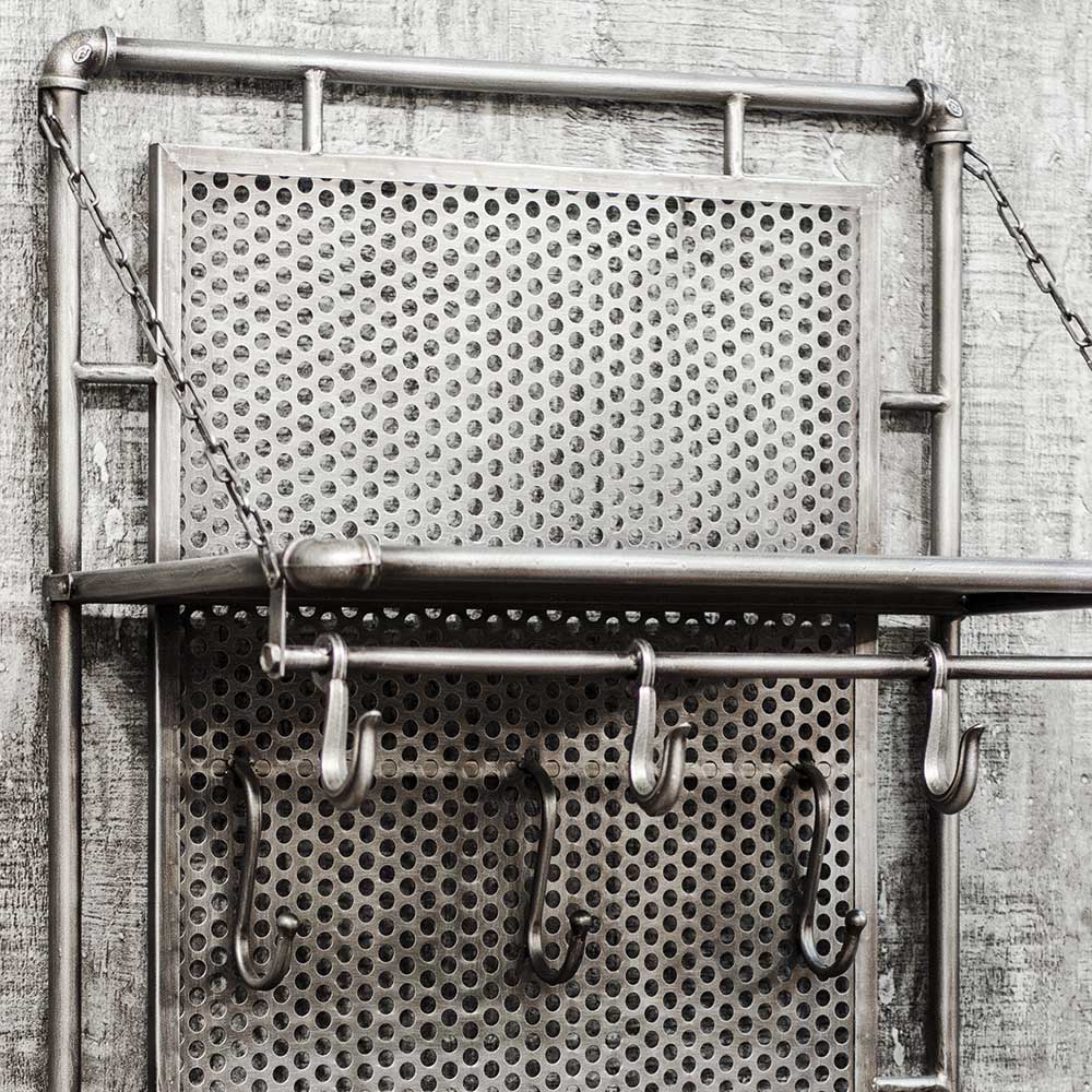 Robuste Wandgarderobe aus Metall mit gelochter Rückwand, Ablage und Haken im Industriedesign – Foskany