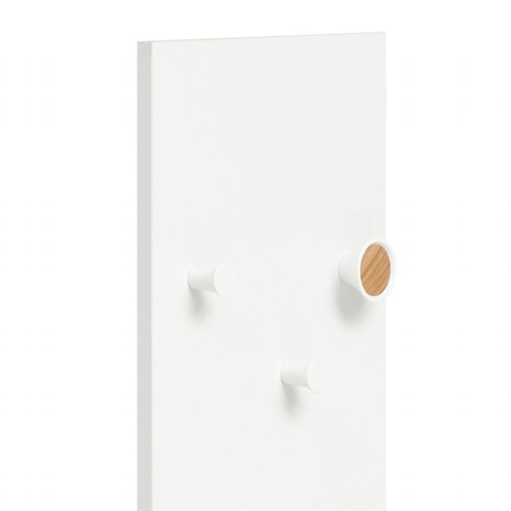 Garderobenhaken einer mattweißen Hängegarderobe, ein Haken mit heller Holzoptik, modern und funktional – Anuta