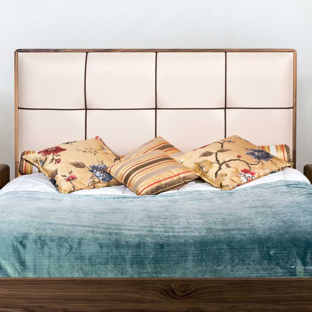 Modernes Doppelbett aus Holz mit gepolstertem Kopfteil und Rahmen – Zalto